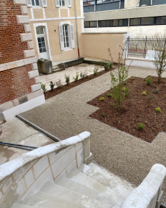 Photo de galerie - Rénovation complète d’une cours extérieure. Création de massifs paysagers ainsi que le terrain. 