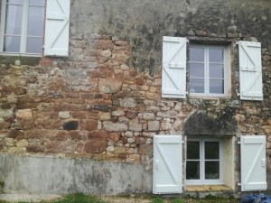 Photo de galerie - Restauration de volets en bois. 
Ponçage, réparation et peinture. 