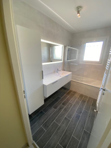 Photo de galerie - Rénovation salle de bain :

- Carrelage mur et sol
- Peinture plafond 
