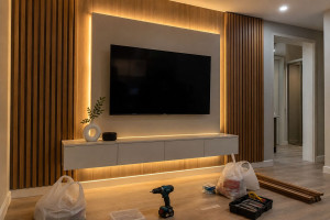 Photo de galerie - Panneaux muraux en bois et support TV + meuble TV
