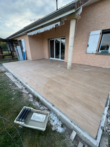 Photo de galerie - Pose d’une terasse en carrelage effet parquet 
