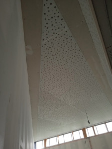 Photo de galerie - Plafond suspendu en plaque de plâtre décorative ajourée / anti résonement en rampant 