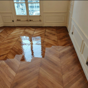 Photo de galerie - Vitrification d’un parquet ancien suite à un ponçage 