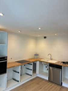 Photo de galerie - Rénovation complète cuisine : murs, plafond, spots, sol, fixation de la cuisine et pose du plan de travail.  Peinture ainsi que montage des tiroirs et des portes non réalisés, le client souhaitait s’en charger lui-même par la suite.