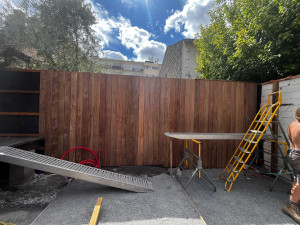 Photo de galerie - Aménagement d’un bardage en bois exotique.