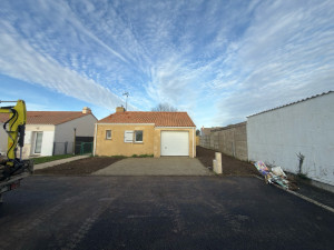 Photo de galerie - Remise au propre d’un terrain , défrichage et évacuation , nivelage du terrain et préparation pour engazonnement . réfection de la place de parking avec remblais 0/20