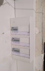Photo de galerie - Création de l'installation électrique pour une cuisine d'été : création d'un nouveau tableau divisionnaire sur gaine technique de logement.