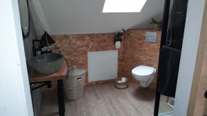 Photo de galerie - Création salle de bain :
meuble et vasque
poses et évacuations WC suspendu et douche+vas
pose de parquet flottant pvc 
électricité et vmc
habillage murs osb3 (milieu humide) et dalles pvc.