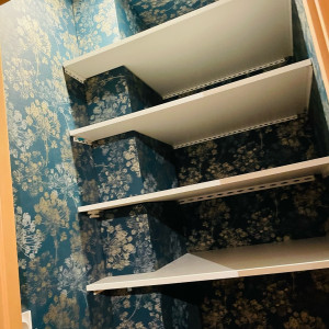 Photo de galerie - Coffrage escamotable des tuyaux de VMC et pose d’étagères.