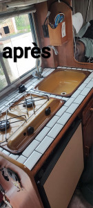 Photo de galerie - Pose d’une faïence dans la cuisine d’un camping-car 