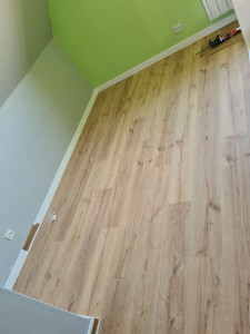 Photo de galerie - Pose complète parquets et plinthes.