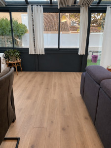 Photo de galerie - Pose d’un parquet stratifié aspect chêne 