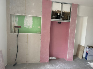 Photo de galerie - Création de niche pour une télé et pour un insert, tout en Placo coupe-feu