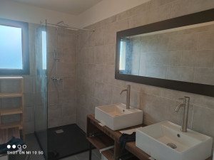 Photo de galerie - Aménagement d une douche , pose de faïence, pose du receveur,pose des vasques,pose de carrelage au Sol, réalisation des évacuations s eau .