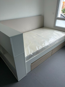 Photo de galerie - Montage d'un lit en kit avec tête de lit aménagée et tiroirs sous lit