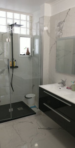 Photo de galerie - Rénovation complète d'une douche carrelage faïence lavabo