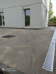 Photo de galerie - Terrasse bétonnée effet balayer 