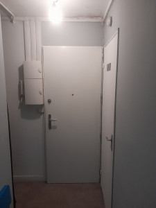 Photo de galerie - Saleté sur la porte de sortir.