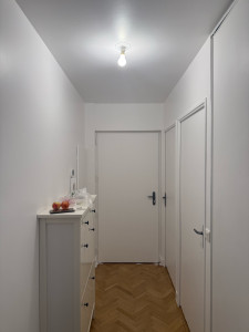 Photo de galerie - Un couloir blanc