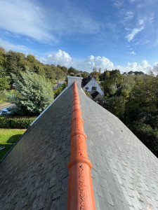 Photo de galerie - Remplacement complet d’un faîtage à sec sur ardoise 