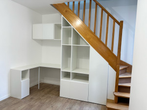 Photo de galerie - Création bibliothèque sous escalier 