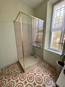 Photo de galerie - Pose de paroi de douche fixe
