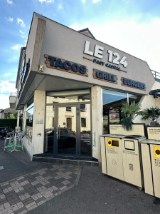 Photo de galerie - Nettoyage Mensuel des vitrines des 2 restaurants ¨ Le 124 ¨ de Metz et de Florange.