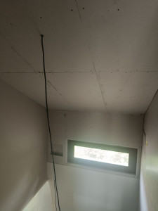 Photo de galerie - Pose d isolation et création d plafond rampant dans une cage d escalier et et tour de fenêtre 