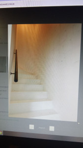 Photo de galerie - Escalier en bois peint blanc mat.