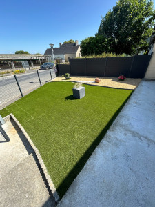 Photo de galerie - Suppression d’un gazon puis pose d’un gazon synthétique, paillage, pose de bordure ecolat et plantations
