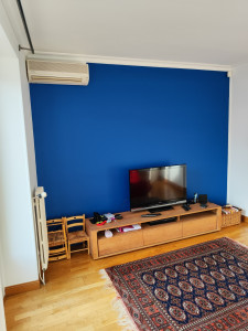 Photo de galerie - Dans un petit salon, mur Bleu Empire