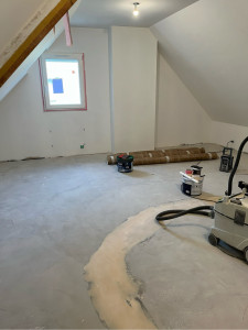 Photo de galerie - Couche d’impression après reprise de bande ponçage des murs