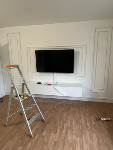 Photo de galerie - Montage télé et meuble suspendu et pose décoration avec dés moulures 