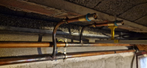 Photo de galerie - Piquage au chalumeau sur installation chauffage centrale pour ajout d'un radiateur avec liaison en multicouche. 