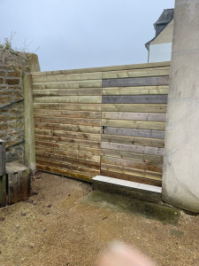 Photo de galerie - Fabrique et pose d une palissade avec porte avec récupération de l ancienne palissade du au différente couleur 