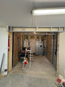 Photo de galerie - Création d’ossature métallique avec une isolation en 100mm puis pose de plaque de plâtre . Avec la création d’un coffre . 