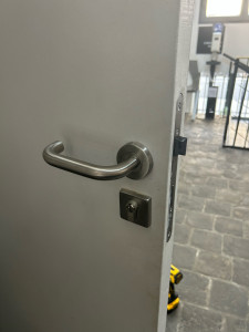Photo de galerie - Pose d’une poignée de porte 