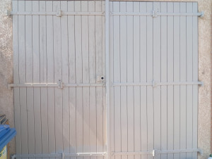 Photo de galerie - Ponçage et peinte fais sur porte de Garage . AVENT - APRÈS 