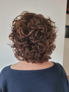 Photo de galerie - Coupe mi-long bouclée