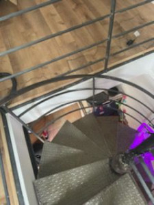 Photo de galerie - Pose de parquet complète, travail soigné et finitions autour des escaliers