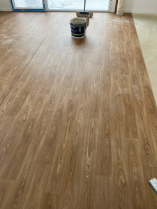 Photo de galerie - Pose d un revêtement vinyles imitation parquet 