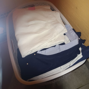 Photo de galerie - Linge plié rangé en panière. 