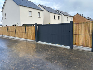 Photo de galerie - Pose clôture avec occultant bois ainsi qu’un portail coulissant 