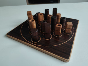 Photo de galerie - Jeu de Quarto en chêne, noyer et plaquage bois, fait mains