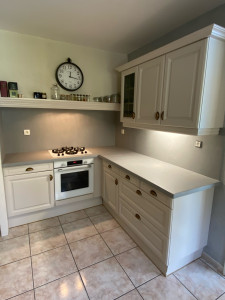Photo de galerie - Rénovation complète d’une cuisine en peignant les meubles d’une nouvelle couleur, changement des poignées et application d’un beton ciré sur le plan de travail et la crédence anciennement en carrelage. 