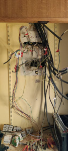 Photo de galerie - Démontage de l'ancien tableau électrique