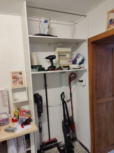 Photo de galerie - Réalisation d'un meuble de rangement à balais et aspirateurs sur mesure + pour cacher un compteur électrique inesthétique dans une arrière cuisine.