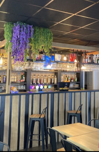 Photo de galerie - Pose de dalle plafond phonique, acoustique avec décoration de fleurs artificielles et installation d’éclairages suspendu.