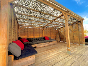 Photo de galerie - Création sur mesure Salon d’angle intégré /Pergola bois 