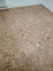 Photo de galerie - Deuxième passe de ponçage avant vitrification du parquet